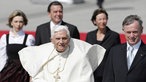  Papst Benedikt XVI. (Joseph Ratzinger) steht bei seiner Ankunft auf dem Flughafen Köln/Bonn neben Horst Köhler, im Hintergrund Doris Schröder-Köpf, Gerhard Schröder und Eva Köhler, 18.08.2005