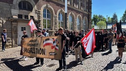 Rechtsextreme halten Banner und Fahnen auf Demo in Gelsenkirchen. | Bildquelle: Cedrik Pelka Rechtsextreme halten Banner und Fahnen auf Demo in Gelsenkirchen.