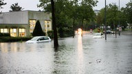 Autos auf überschwemmter Straße