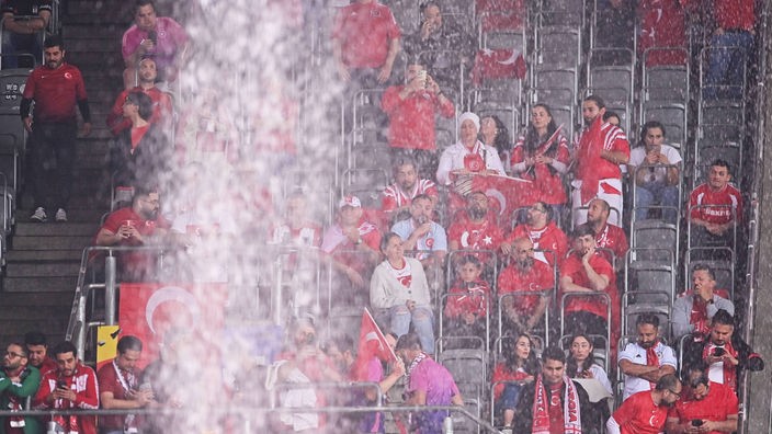 Regen im Dortmunder Stadion während des EM-Spiels Türkei gegen Georgien