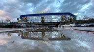 Schalkearena im Regen spiegelt sich in einer Pfütze