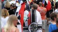 Demonstration und Kundgebung von wenigen hundert Teilnehmern der Initiative CRD Corona Rebellen Düsseldorf