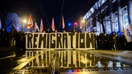 Sachsen-Anhalt, Magdeburg: «Remigration» steht bei einer Demonstration rechter Gruppierungen auf einem Banner.