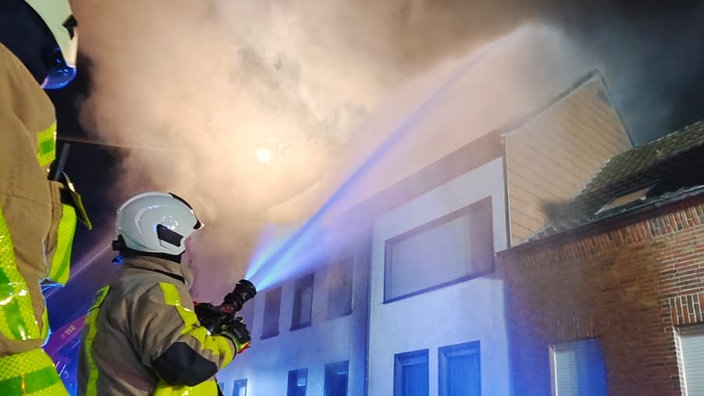 Brand in Mehrfamilienhaus in Grevenbroich 