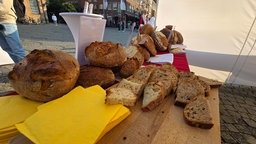 Verschiedene Brotsorten auf einer Theke