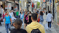 Menschen laufen über die Einkaufsmeile in Köln