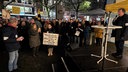 Menschen versammeln sich am Aachener Elisenbrunnen zu einer Demo gegen Bischof Helmut Dieser