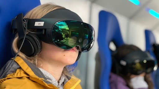 Schüler mit einer VR-Brille