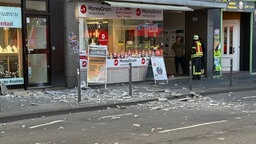 Teile der abgebrochenen Hauswand in der Bonner Innenstadt