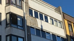 Eine Hauswand in der Bonner Innenstadt - es fehlen Teile der Fassade