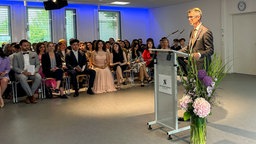 Schulleiter Michael Anger bei der Zeugnisvergabe am Düsseldorfer Albert-Einstein-Gymnasium