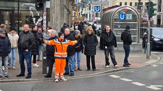 Verkehrskadett steht an Kreuzung