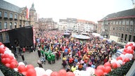 Auf dem Marktplatz feiern tausende Menschen.