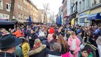 Auf der Bolkerstraße in der Düsseldorfer Altstadt schieben sich die Feiernden eng an eng aneinander vorbei.