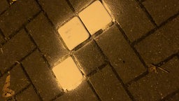 Stolpersteine sind bis zur unleserlichkeit mit weißer Farbe übergossen