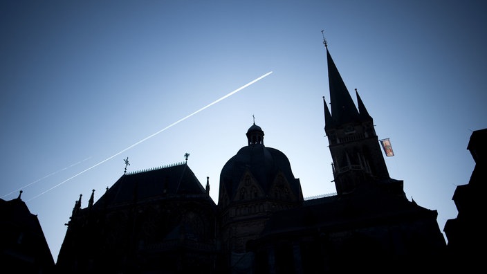 Der Aachener Dom im Schatten