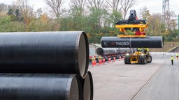 Die Röhren für den Bau der Pipeline werden angeliefert