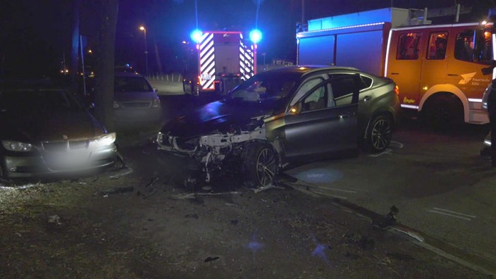 Ein schwarzes Auto nach einem Unfall. 