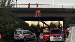 Der Schaden an der Betonbrücke wird von der Feuerwehr begutachtet