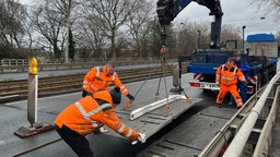 Verlegung der Stahplatten an der Düsseldorfer Südbrücke