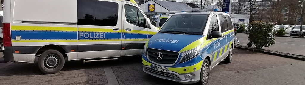 Zwei Polizeiwagen auf dem Lidl Parkplatz