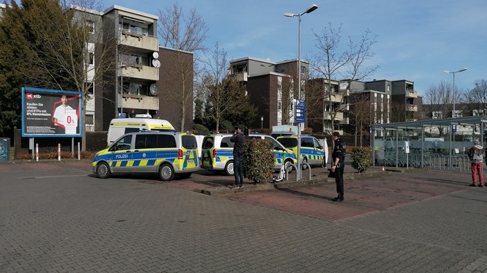 Mehrere Polizeiwagen an der Unfallstelle auf dem Lidl Parkplatz