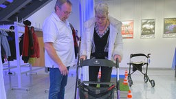 Seniorin mit Rollator bei einer Übung