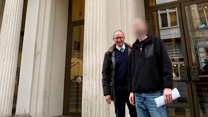 Auf dem Foto sind Strafverteidiger Martin Kretschmer und sein Mandant nach der Aufhebung des Haftbefehls vor dem Bonner Landgericht.