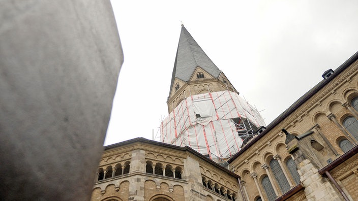 Noch stehen Gerüste vor dem Bonner Münster