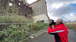 Brandsachverständiger fotografiert Brandruine