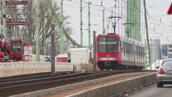 Straßenbahn fährt über Gleise der Mühlheimer Brücke