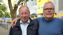 Zwei Fußballfans stehen vor dem BVB-Stadion