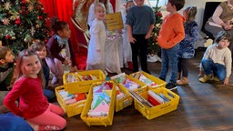 Glückliche Kinder beim Christkind in Engelskirchen