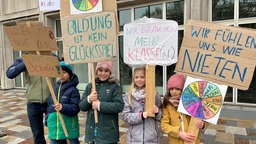 Kinder demonstrieren vor dem Rathaus.