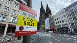 Rund um den Dom sind einige Strecken für den Köln Marathon 2024 gesperrt 