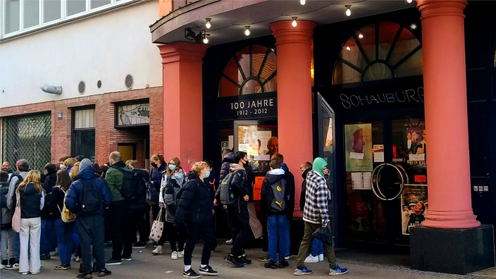 Schlange vor dem Eingang der Schauburg