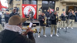 Livemusik überall in der Altstadt - hier vor dem Goldenen Ring die Gruppe Die Hammer