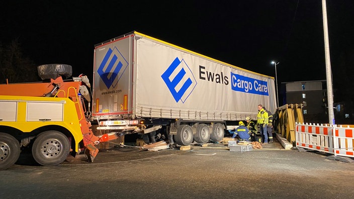 Ein Sattelschlepper hat sich auf einer Brücke verkeilt und wird wird vom THW geborgen