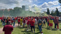 Belgische Fans feiern im Düsseldorfer Rheinpark