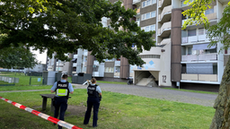 Polizeibeamte vor dem Wohnhaus