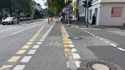 Ein Radweg auf einer großen Straße