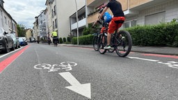 Radfahrer fahren auf der Fahrradstraße 