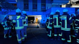 Feuerwehr Köln bei einem Einsatz bei Nacht