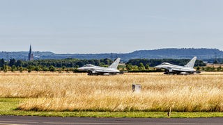 Zwei Eurofighter auf dem Weg zur Startbahn