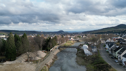 Eine Behelfsbrücke über der Ahr bei Ahrweiler.