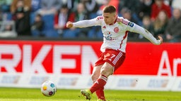 Christos Tzolis beim Jubel im Trikot von Fortuna Düsseldorf