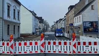 Mit Warnbaken ist die Odenthaler Straße abgesperrt.