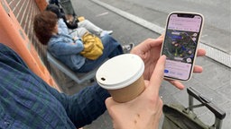 Florian Prinz zeigt auf seinem Handy den Stau auf der A3.