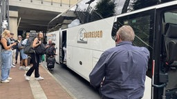 Fahrgäste steigen in den Ersatznus am nahnhof Siegnurg/Bonn.