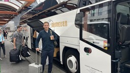 Florian Prinz steht vor dem Ersatzbus nach Frankfurt.